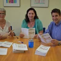 Freuen sich auf das diesjährige Ferienprogramm: Silvia Klee (links), Nicole Geiger und Gemeinschaftsvorsitzender Klaus Thoma.