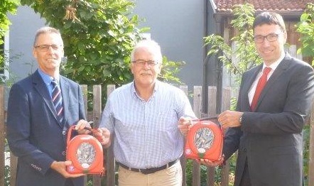 Defibrillatoren für Hasloch und Hasselberg übergeben