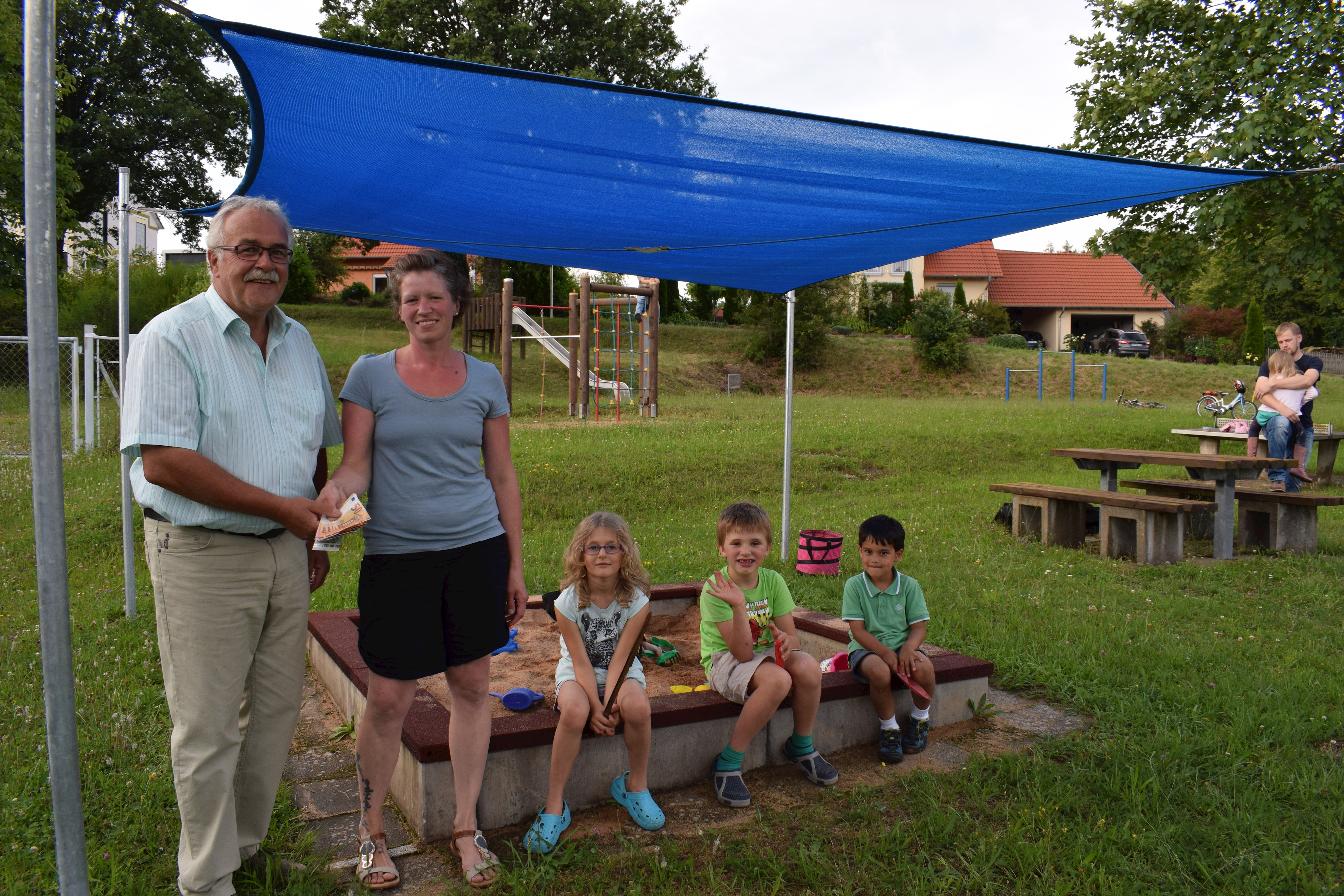 Spendenübergabe für neues Sonnensegel am Spielplatz Hasselberg