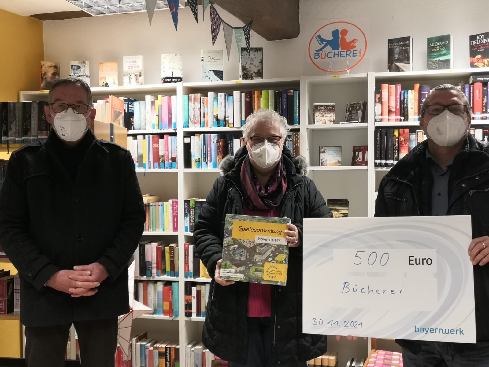 Übergabe der 500 € -Spende durch das Bayernwerk an die Bücherei Hasloch 