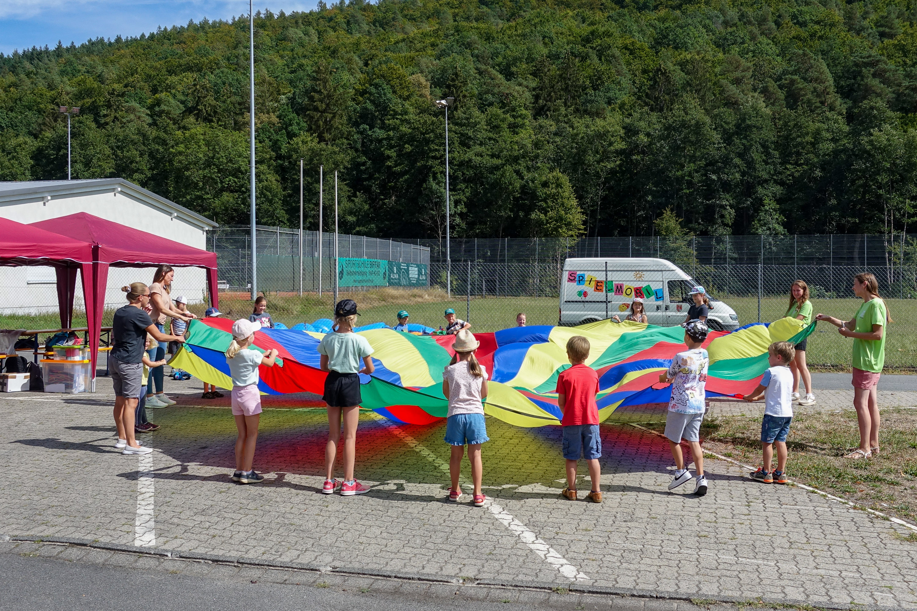 Spiel mit dem Regenbogen-Schwungtuch