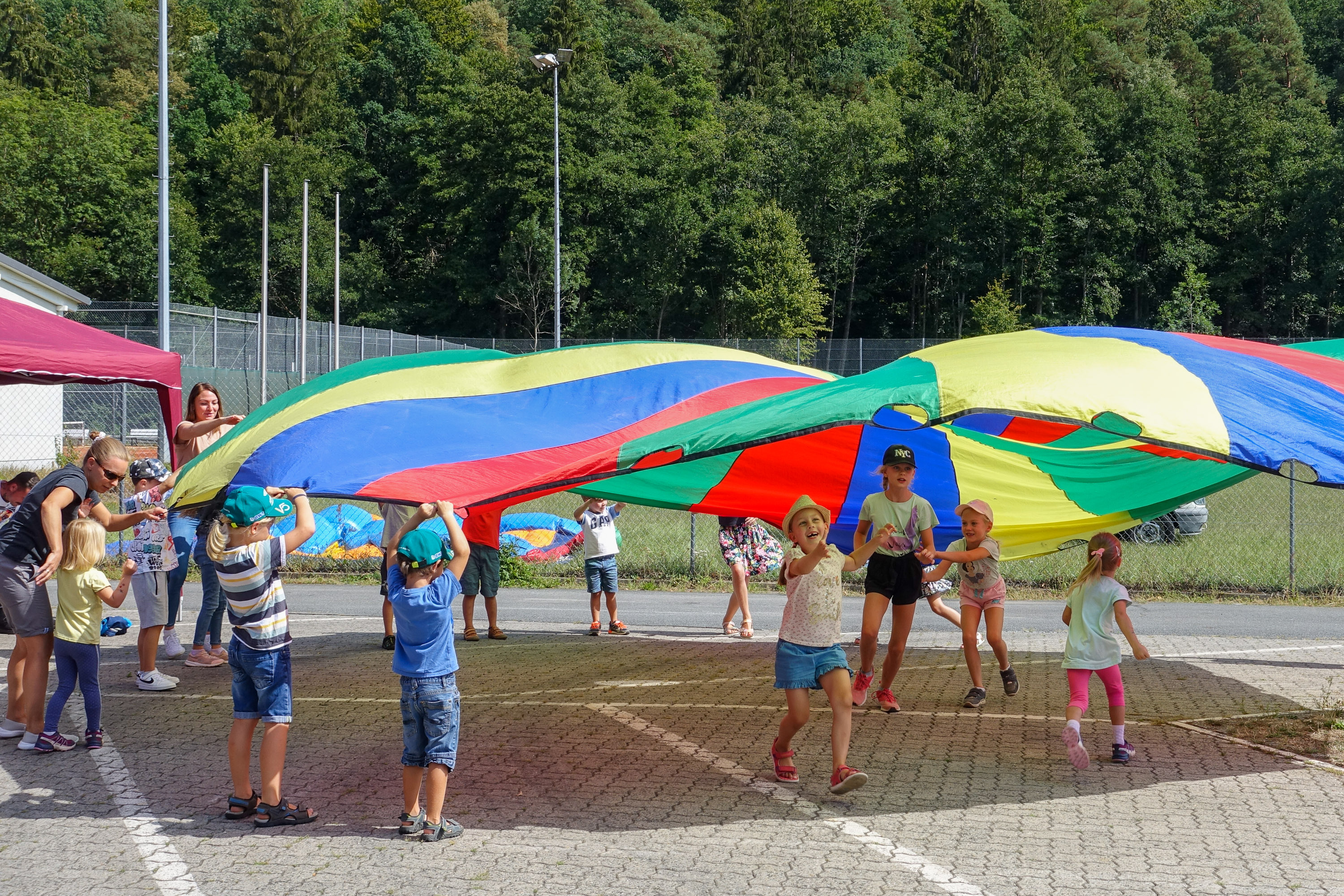 Regenbogen-Wind mit dem Schwungtuch